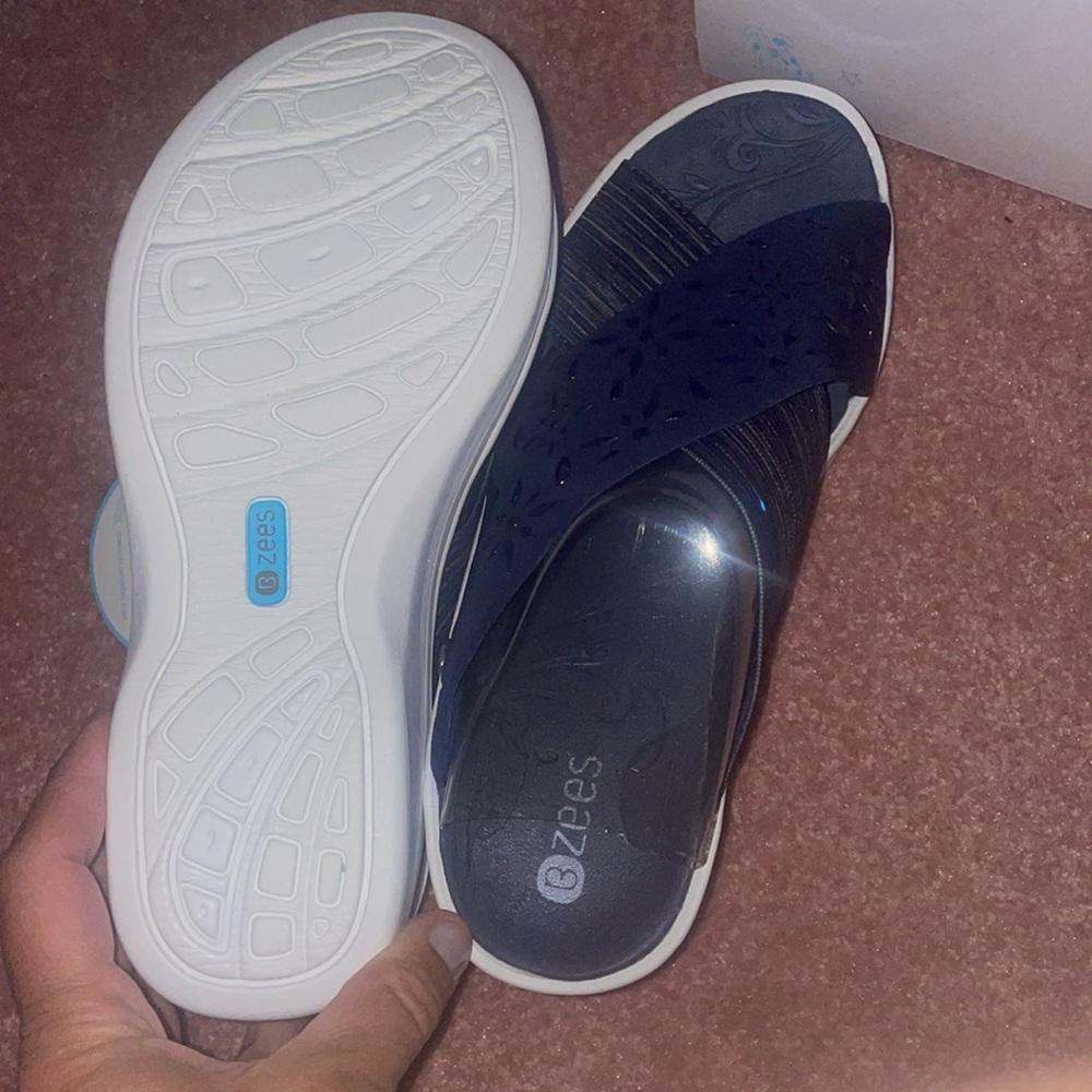 NWT BZEES navy blue shoes with adornments size 9W - Picture 5 of 7